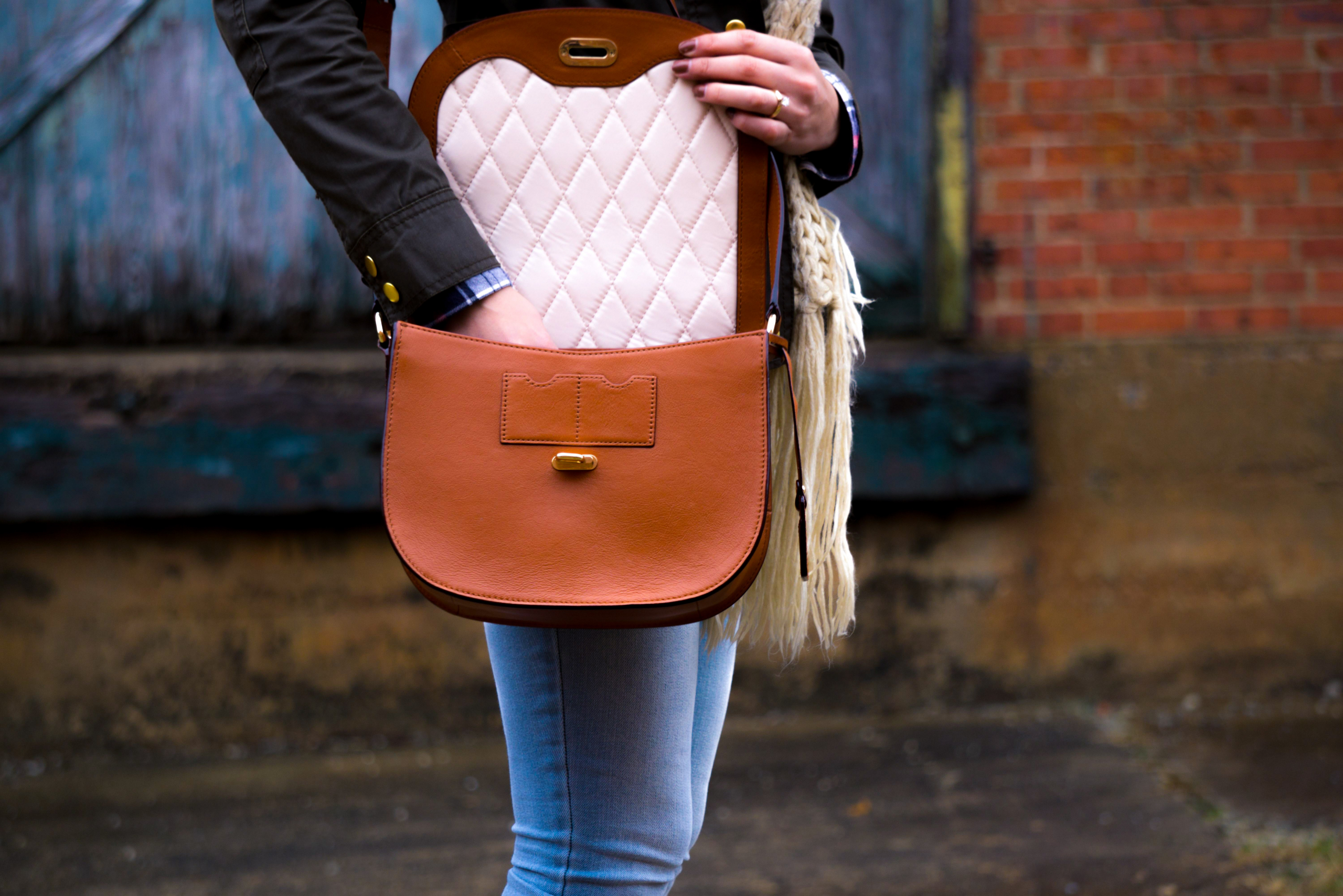 Frau mit einer Handtasche am Körper