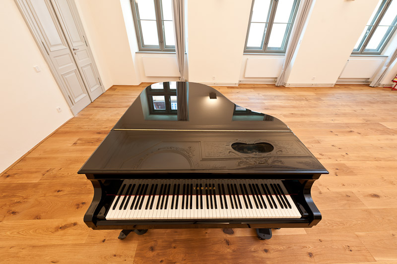 Ein Klavier steht in einem großen Raum